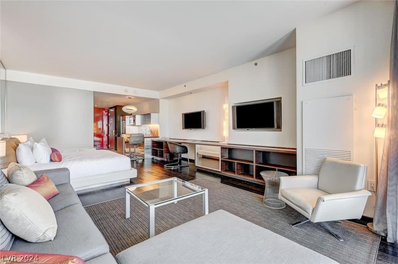 Apartment Luxurious Palms Mountain View & Balcony Access 27307 Las Vegas